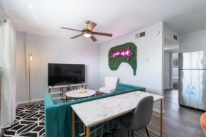 Mins 2 Downtown - King Bed - Private Stays